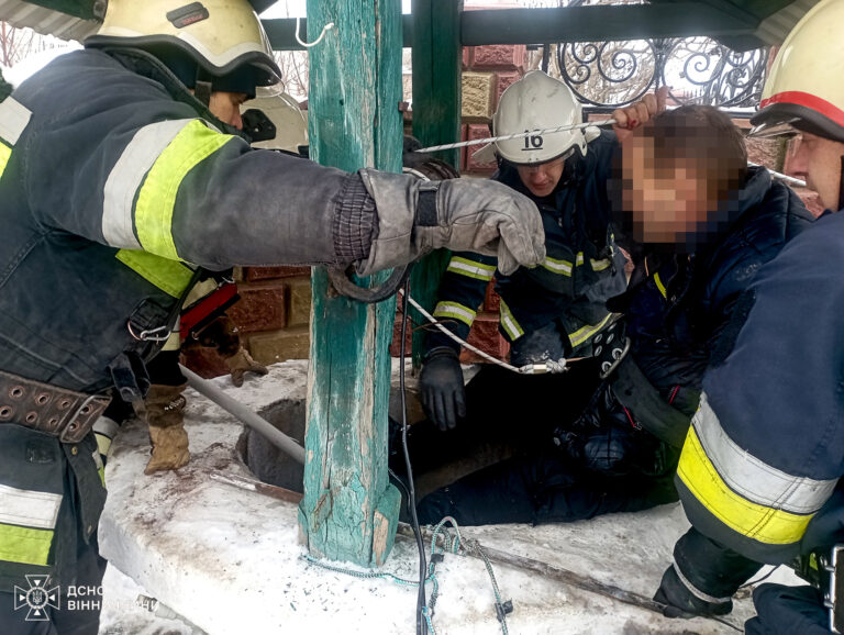 У Бершаді надзвичайники врятували чоловіка з глибокої криниці