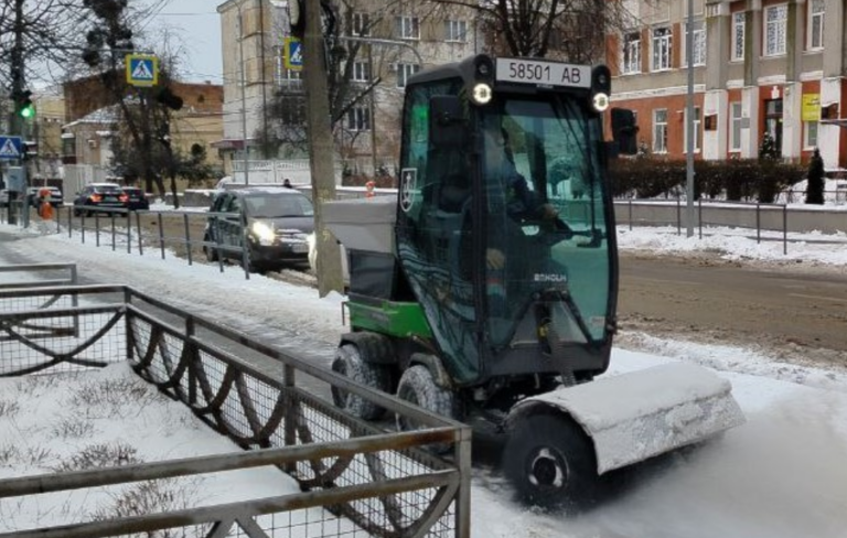 Мороз і сніг у Вінниці: комунальники працюють цілодобово