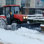 Вінницю засипало снігом: на дорогах міста працюють спецмашини та комунальники
