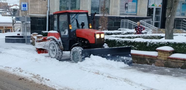 Вінницю засипало снігом: на дорогах міста працюють спецмашини та комунальники