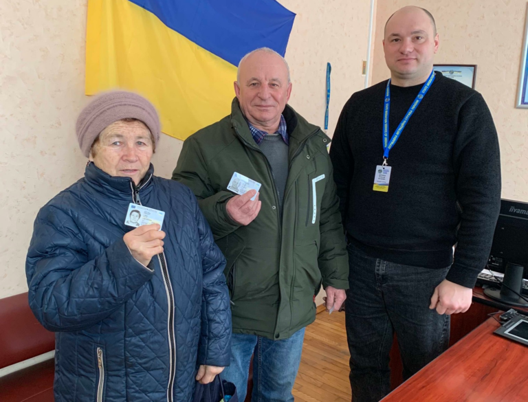 У Липовці подружжя отримало ID-картки, що діятимуть 50 років