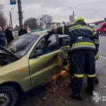 У Тульчині рятувальники деблокували двох людей з понівеченого авто