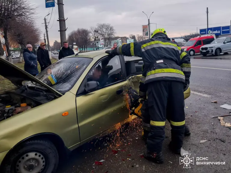 У Тульчині рятувальники деблокували двох людей з понівеченого авто