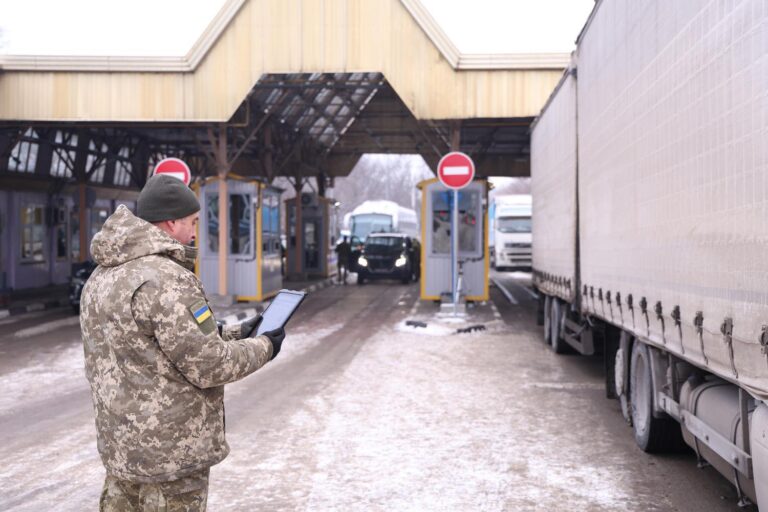На кордоні з Молдовою у Вінницькій області тимчасово обмежили рух вантажівок