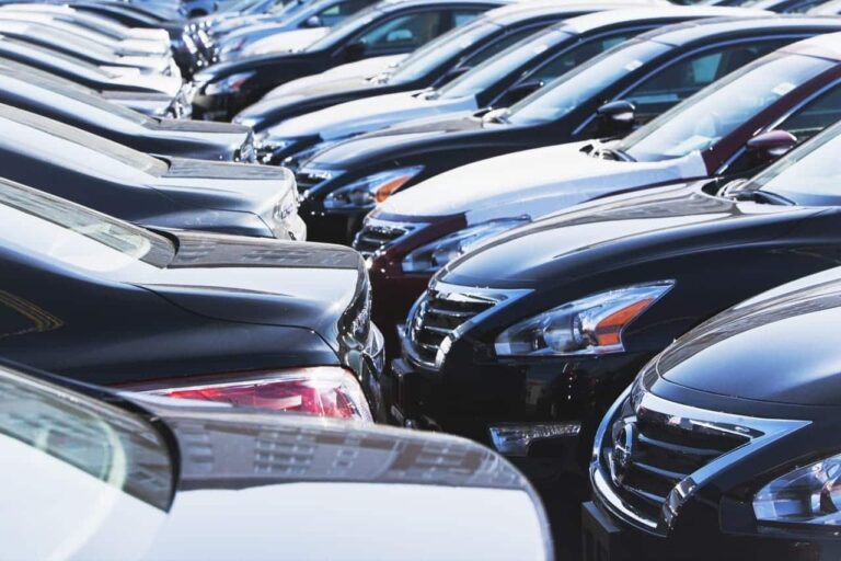 В Україну за рік завезли майже півмільйона авто: що змінилося у 2025 році