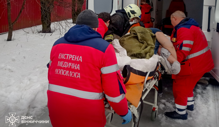 Ледь не згорів живцем: у Гайсинському районі під час пожежі врятували чоловіка