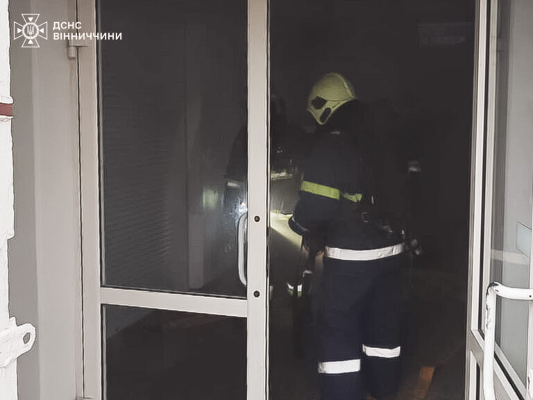 У Могилеві-Подільському спалахнула пожежа в торговельному центрі