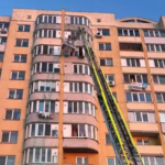 У Вінниці надзвичайники через вікно восьмого поверху врятували чоловіка