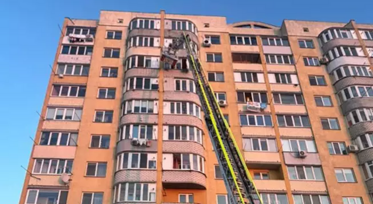 У Вінниці надзвичайники через вікно восьмого поверху врятували чоловіка