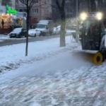 Сніг та мороз: комунальні служби Вінниці цілодобово обробляють та очищають міські шляхи