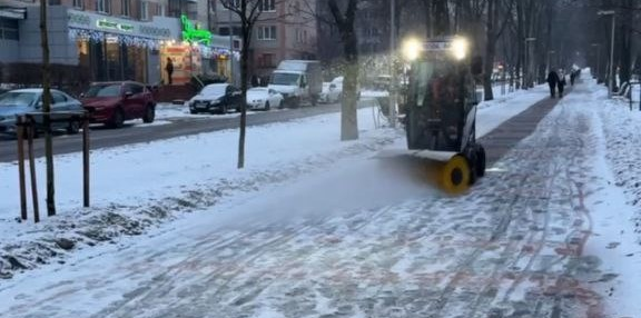 Сніг та мороз: комунальні служби Вінниці цілодобово обробляють та очищають міські шляхи