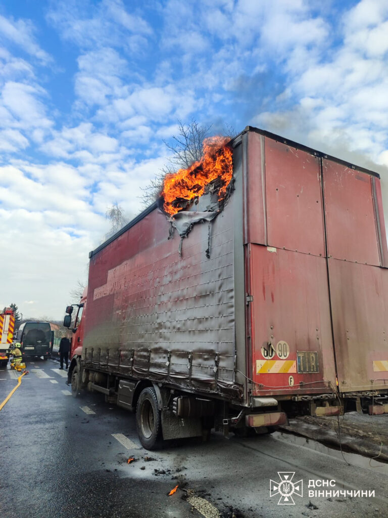 Рятувальники ліквідували займання двох вантажівок на Вінниччині
