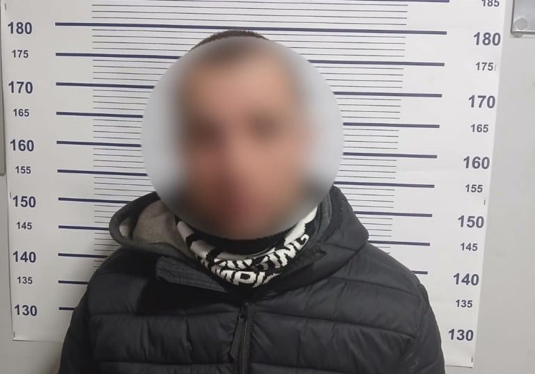 Застілля закінчилось різаниною: у Могилів-Подільському районі чоловік опинився в лікарні