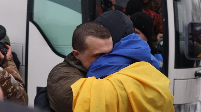 З полону РФ звільнили 157 українців