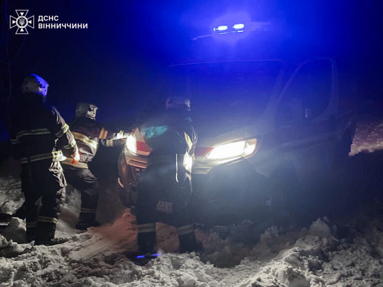 Пожежі та заблоковані “швидкі”: як минула доба для рятувальників на Вінниччині