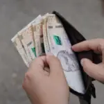 Межа бідності для працівника та пенсіонера: на яку суму можна прожити в Україні