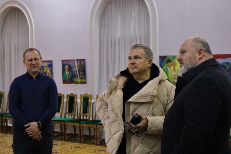 Юрій Горбунов відвідав виставку «Незламні» у Вінниці