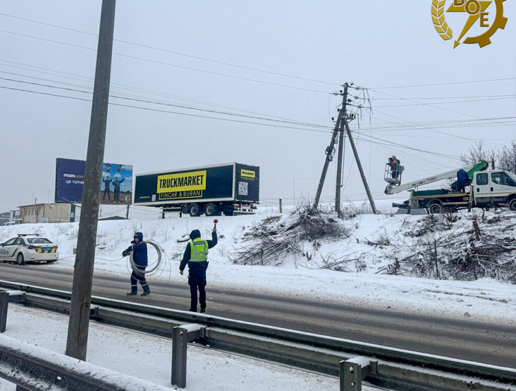 Аварія на трасі обласного значення: енергетики працювали в екстремальних умовах