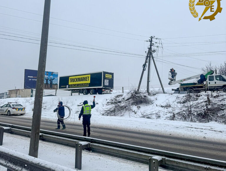 Аварія на трасі обласного значення: енергетики працювали в екстремальних умовах