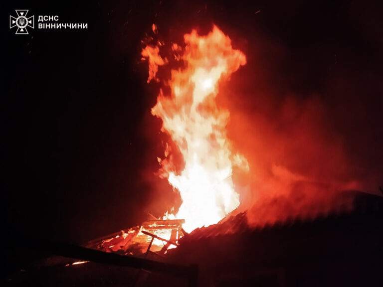 У Вінниці горів двоповерховий будинок
