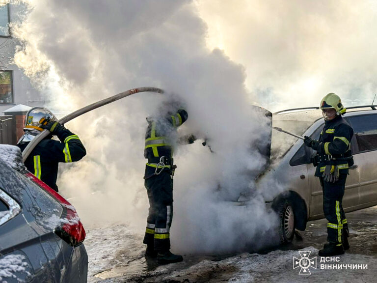 У Вінниці посеред вулиці загорівся легковик