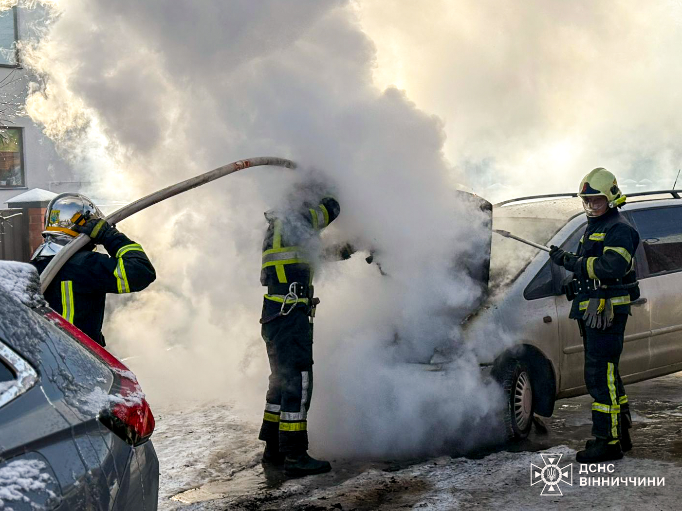 У Вінниці посеред вулиці загорівся легковик