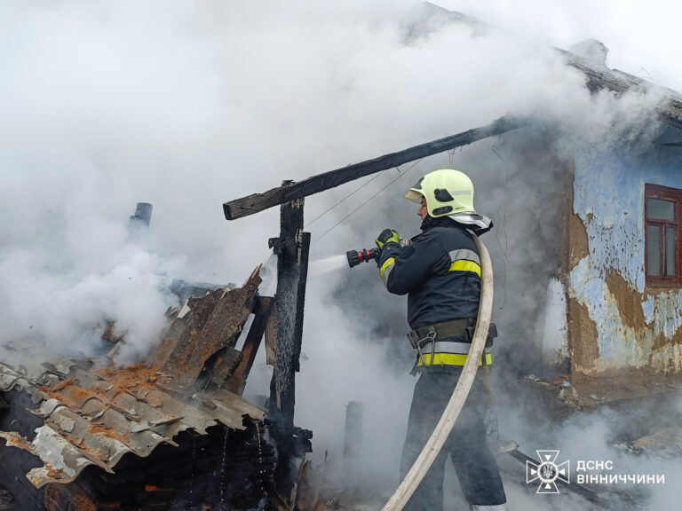 Чотири пожежі за добу: горіли будинки, господарські споруди та солома