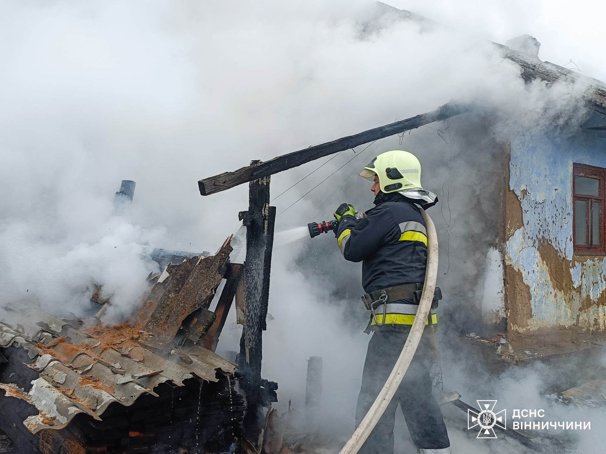 Чотири пожежі за добу: горіли будинки, господарські споруди та солома