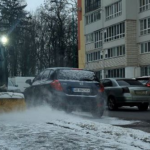 Вінницю чистять від снігу десятки машин та сотні комунальників