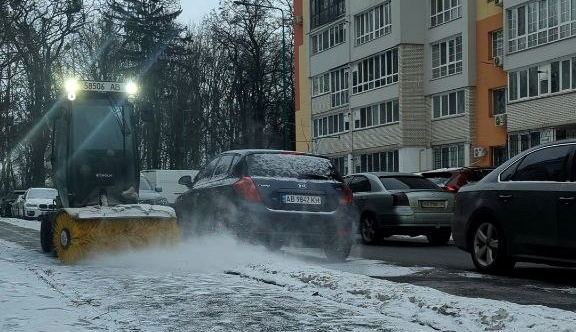 Вінницю чистять від снігу десятки машин та сотні комунальників