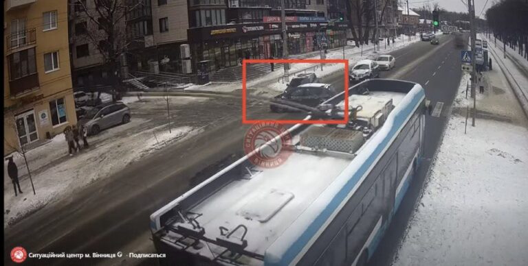 ДТП у Вінниці 31 січня: зіткнення авто та аварія з тролейбусом (відео)