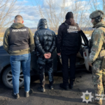 Зброя, авто і $8000 за «послугу»: на Вінниччині накрили канал втечі за кордон