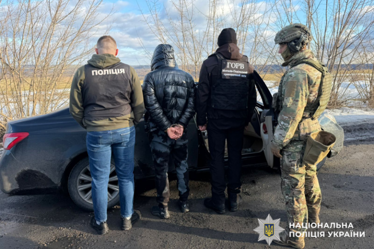 Зброя, авто і $8000 за «послугу»: на Вінниччині накрили канал втечі за кордон