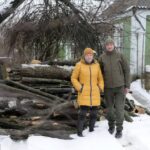 Лісівники Вінниччини допомогли дровами жінці, троє синів якої захищають Україну