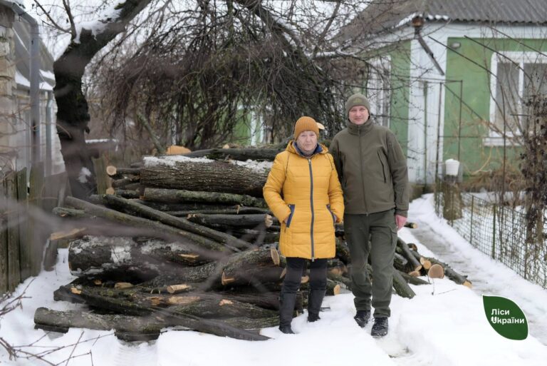 Лісівники Вінниччини допомогли дровами жінці, троє синів якої захищають Україну