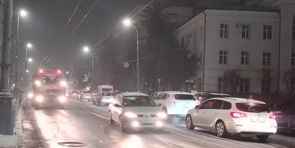 Вінниця ще спала, а техніка вже працювала: місто обробляють від ожеледиці з 4-ї ранку