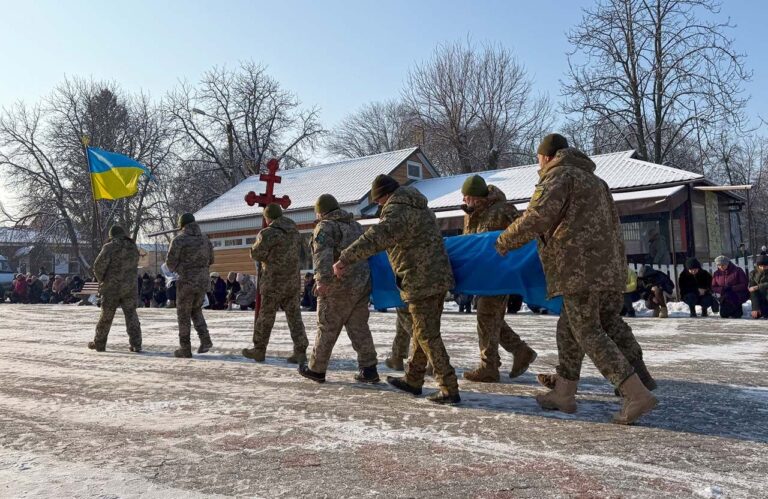 Троє вінничан загинули на фронті: громади гідно прощаються з Героями