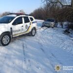 На Вінниччині поліція рятує водіїв та визволяє автівки зі снігових пасток
