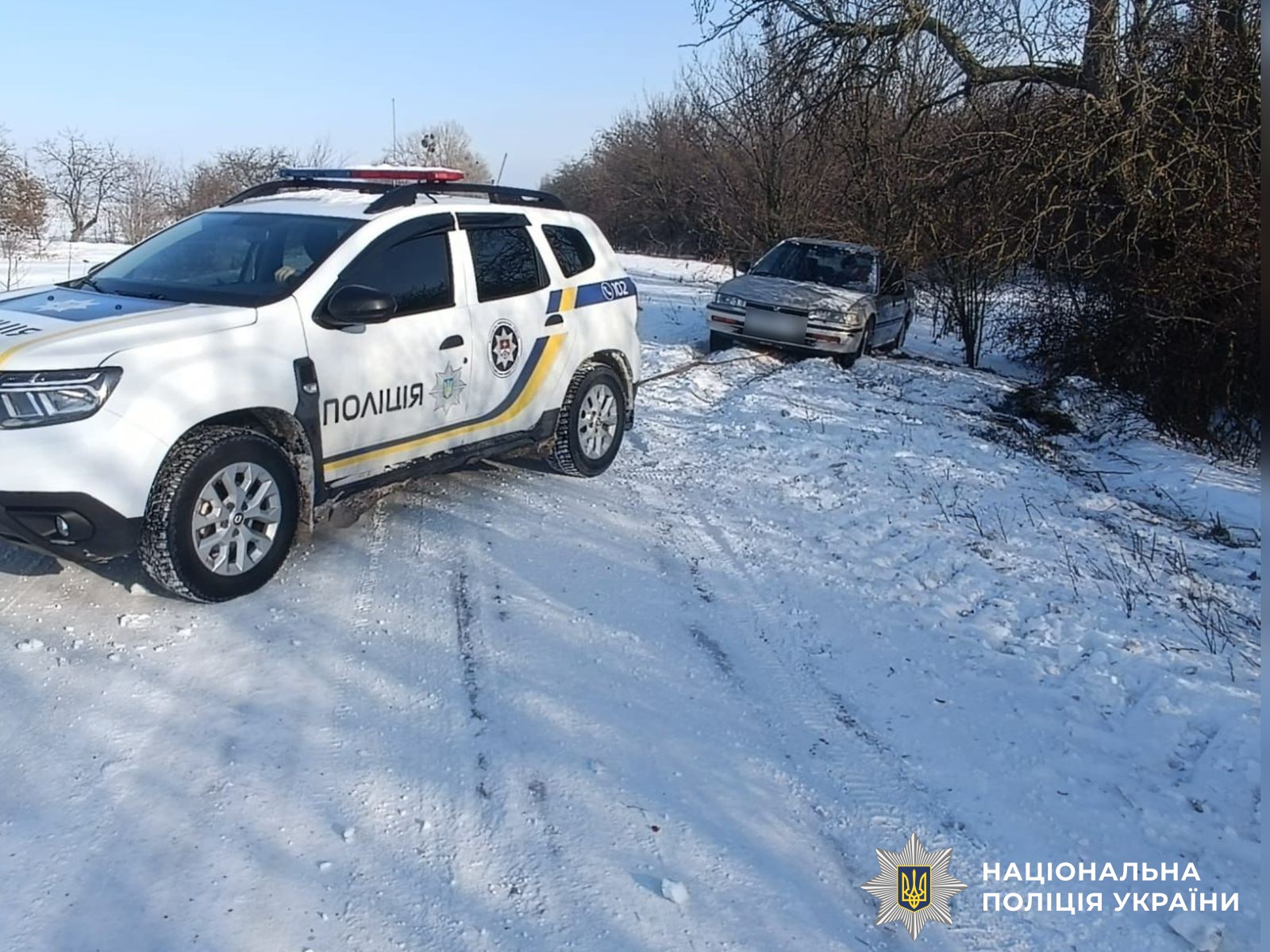 На Вінниччині поліція рятує водіїв та визволяє автівки зі снігових пасток