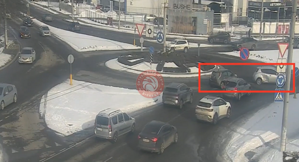 У Вінниці на круговому перехресті зіштовхнулися два авто