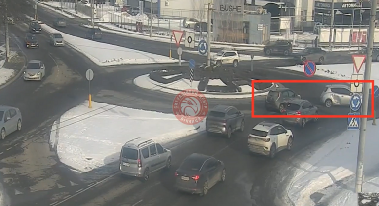 У Вінниці на круговому перехресті зіштовхнулися два авто