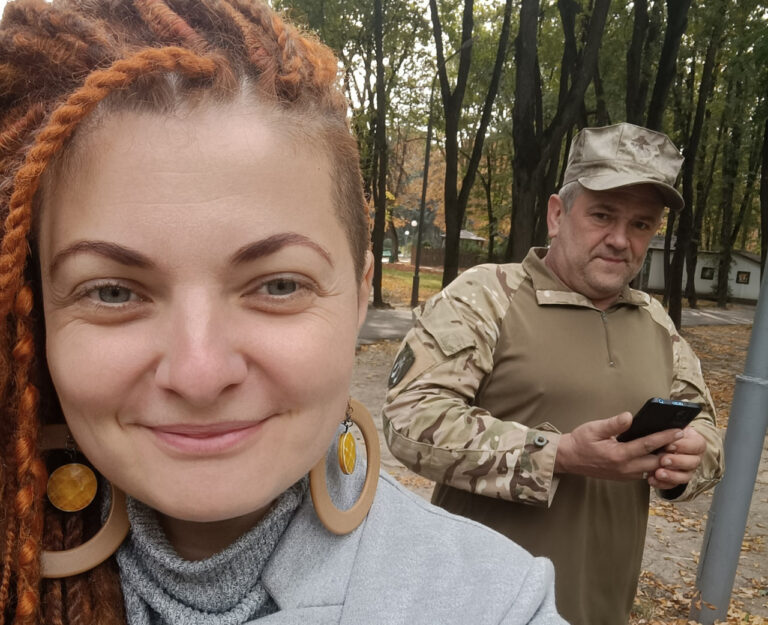 Везе частинку дому на фронт: історія жінки, яка їздить до чоловіка в прифронтову зону