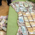 Увесь диван у пачках євро і доларів: 14 мільйонів вкрали посадовці на фортифікаціях на Дніпропетровщині