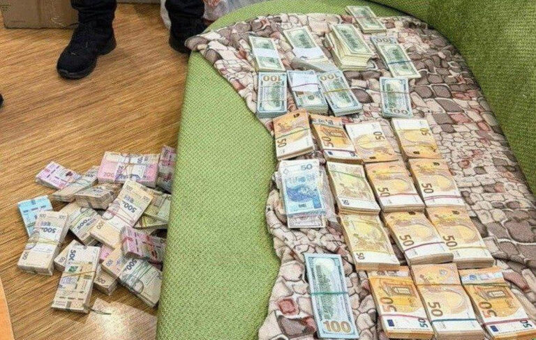 Увесь диван у пачках євро і доларів: 14 мільйонів вкрали посадовці на фортифікаціях на Дніпропетровщині
