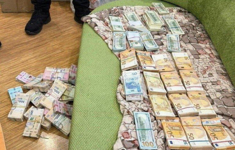 Увесь диван у пачках євро і доларів: 14 мільйонів вкрали посадовці на фортифікаціях на Дніпропетровщині