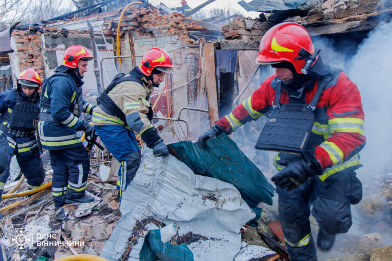 ДСНС Вінниччини продовжують ліквідовувати наслідки ворожого обстрілу Вінниці