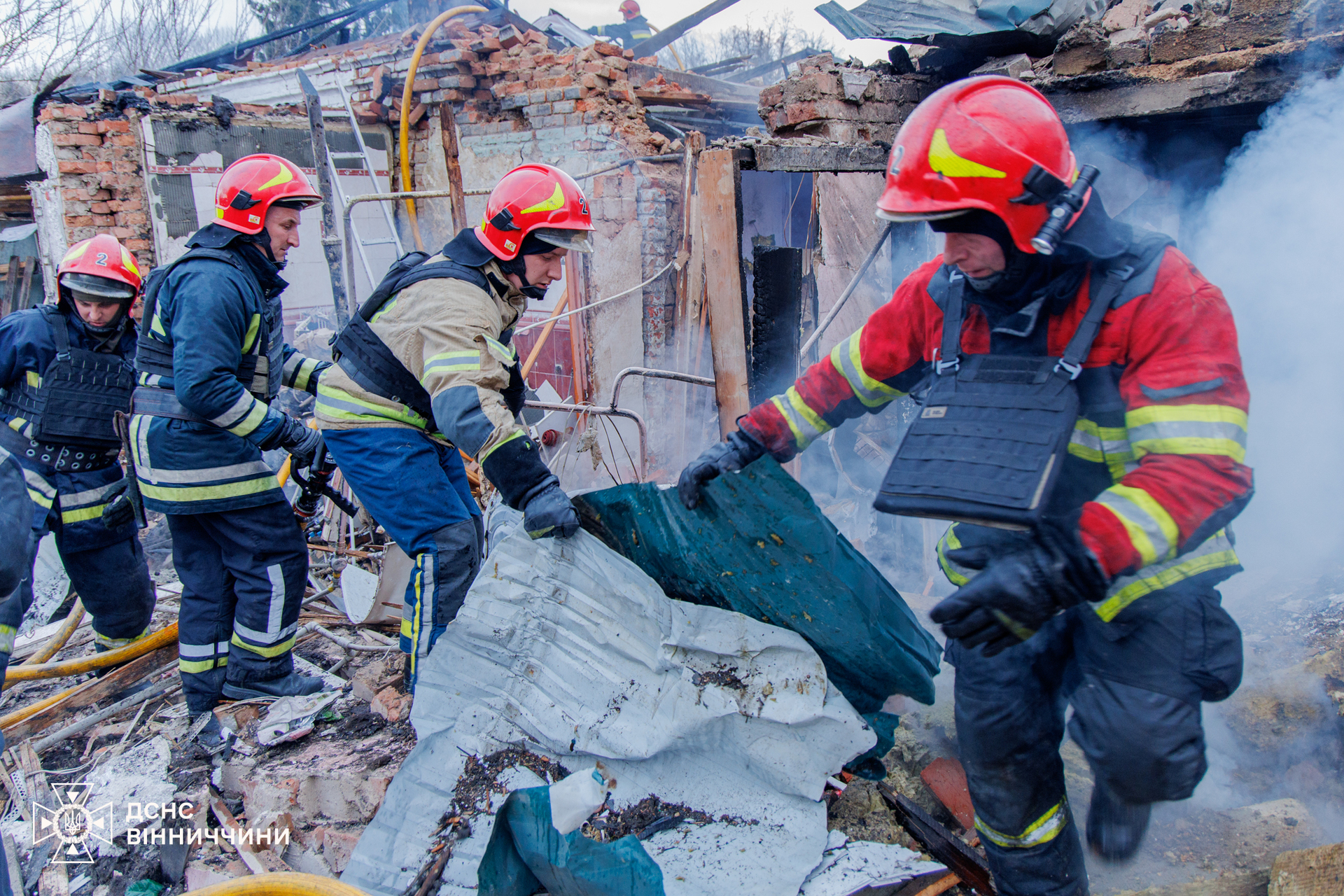 ДСНС Вінниччини продовжують ліквідовувати наслідки ворожого обстрілу Вінниці