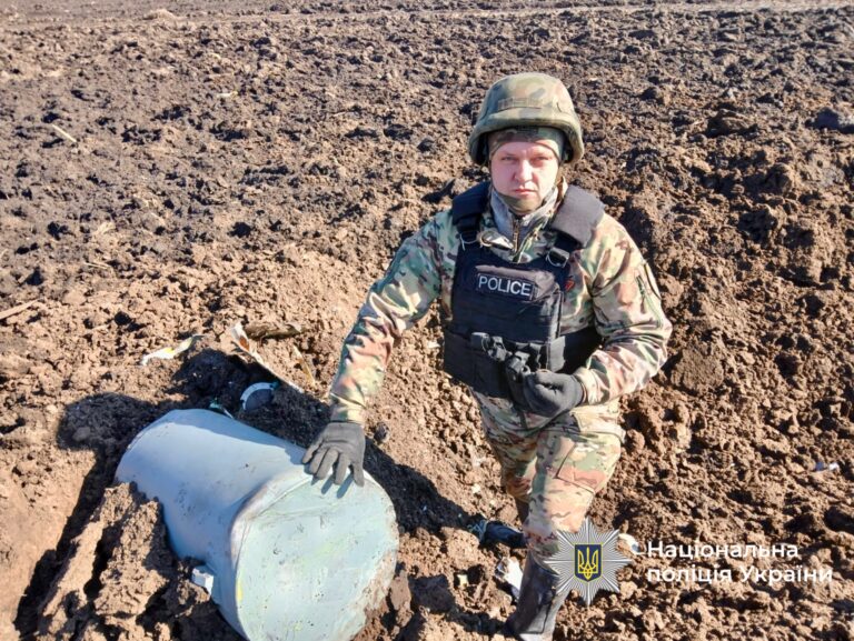 Після атаки на Вінниччину виявляють уламки ракет і дронів у дворах та полях (ФОТО)