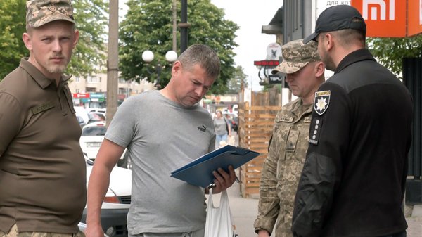 Повістки вручатимуть вдома: у Вінниці створили мобільні групи оповіщення