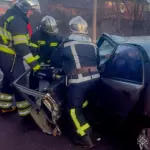 У Вінниці рятувальники дістали чоловіка з понівеченого авто